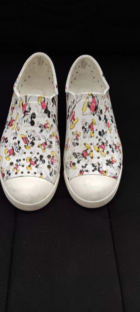 Native Disney Mickey Size 3J lightweight and breathable Shoes