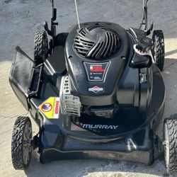 Briggs and Stratton Like New lawnmower. Gas Powered Lawn Mower.