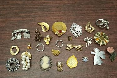 Lot Of 25 Pins