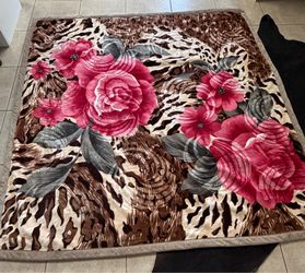 Korean-style or Raschel mink blankets, frequently featuring reversible designs with dense faux fur polyester King size 85 to 93 inches Like new