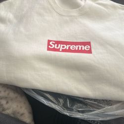 Supreme Sweater Size Medium 