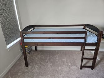 Twin Wood Loft Bed with Ladder – Great Condition