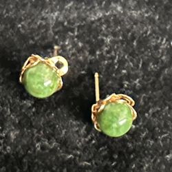 Vintage green Nephrite jade stones set in yellow gold