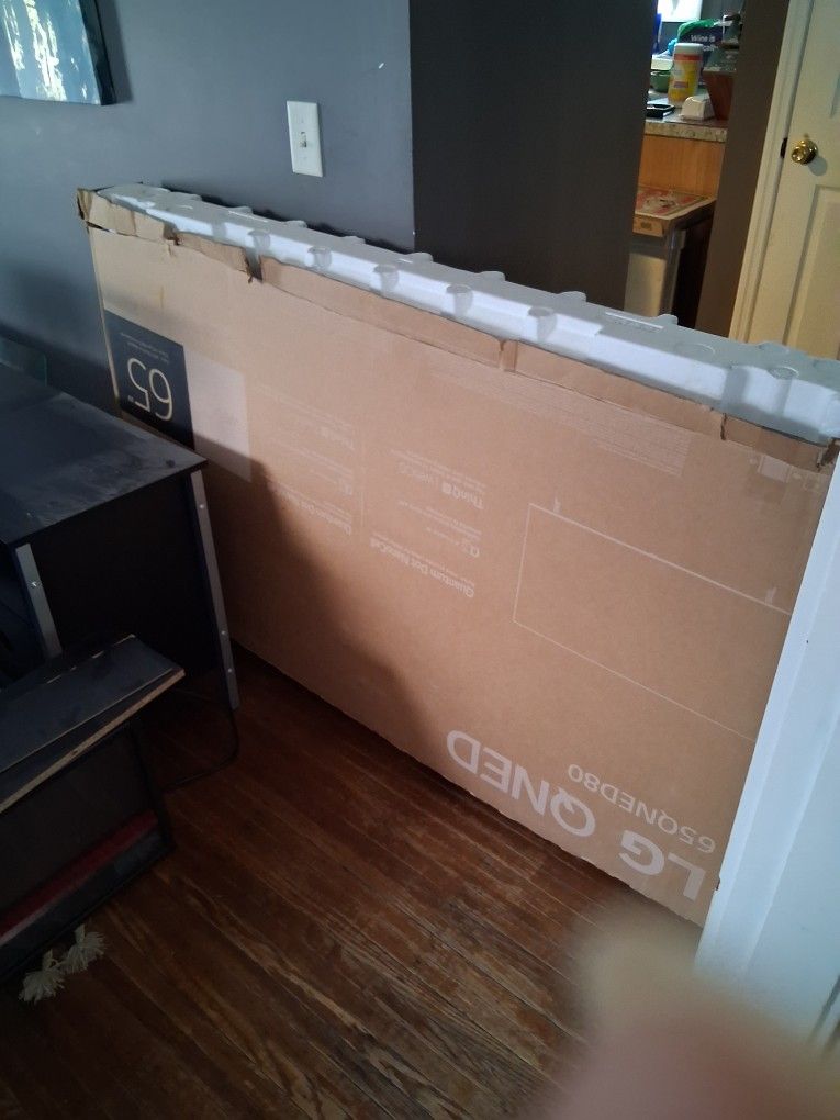 Brand New 65 Inch New Style Smart TV Can Use For Entermet Thru The TV Ans It's Not 3k It's The New One That Juat Came Out Brand New In The Box