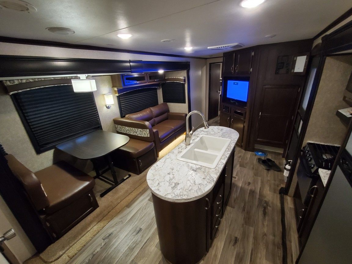 2018 Jayco 32 ft bunk room 3 slide spacious trailer 2 acs 50 amp for