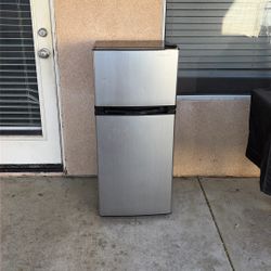 Insignia Mini Fridge With Freezer