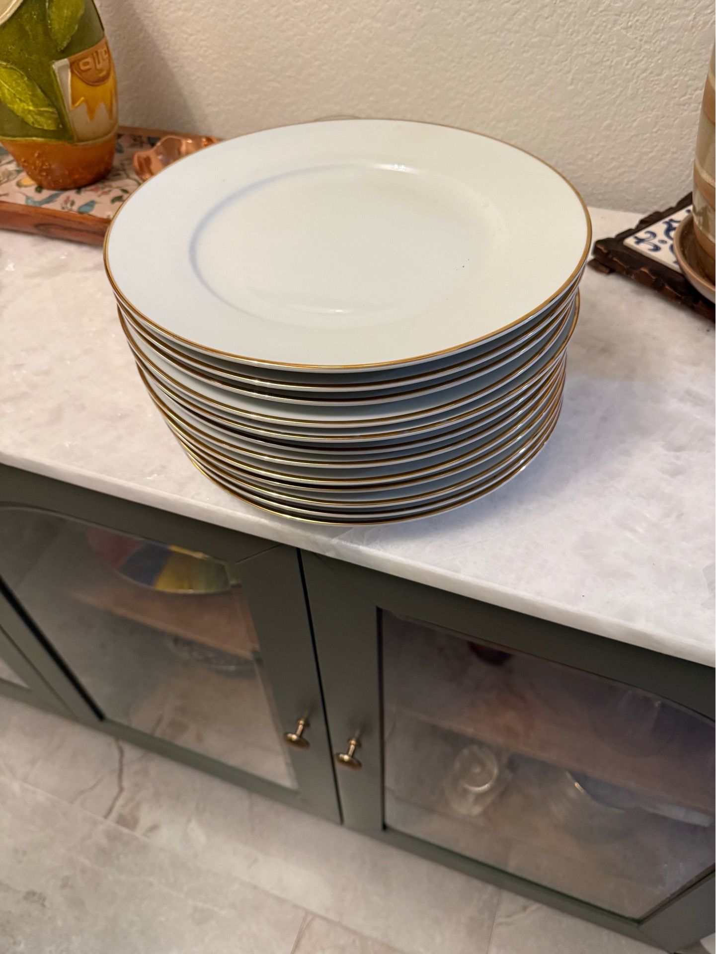 12 piece dinner plates w gold trim