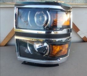 2014- 2015 CHEVROLET SILVERADO
SILVERADO1500 LEFT HEADLIGHT DRIVER
SIDE HALOGEN GENUINE USED OEM. XX3