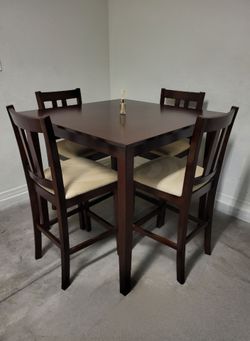Table 4 Chairs - Great Condition
