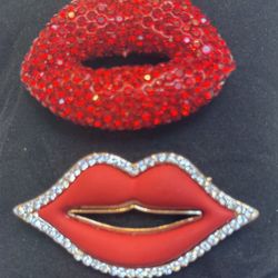 “HOT LIPS” 2 Rhinestone Pin/Brooch - WEAR YOUR STORY