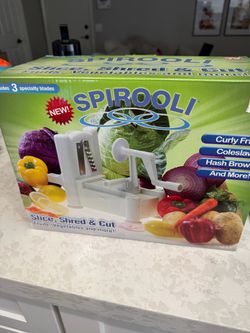 Spirooli Countertop Vegetable Spiralizer and Veggie Noodle Maker / zoodle maker