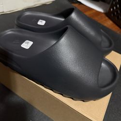 Yeezy Slides Onyx (Size 10)