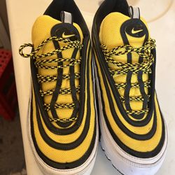 Men’s Nike Shoes Size 10