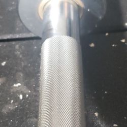 New Olympic 7ft Barbell. Includes Clips