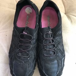 Ladies Skechers Sneakers, Size 9.  Like New Condition!