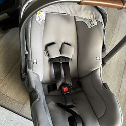 Nuna Pipa Car seat + Base