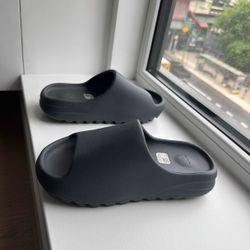 Yeezy Slide (Sz 7)