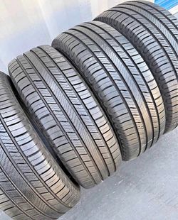 Set 205/55-16 Michelin con el 80% de vida