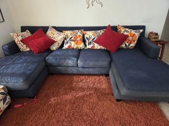 Free Living Spaces Couch==PENDING PICKUP