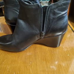 New In Box Super Cute Zip Up Ankle High Black Leather Boots Made By Easy Spirit Size 7 Med  Value Is $99 Selling For Only $45