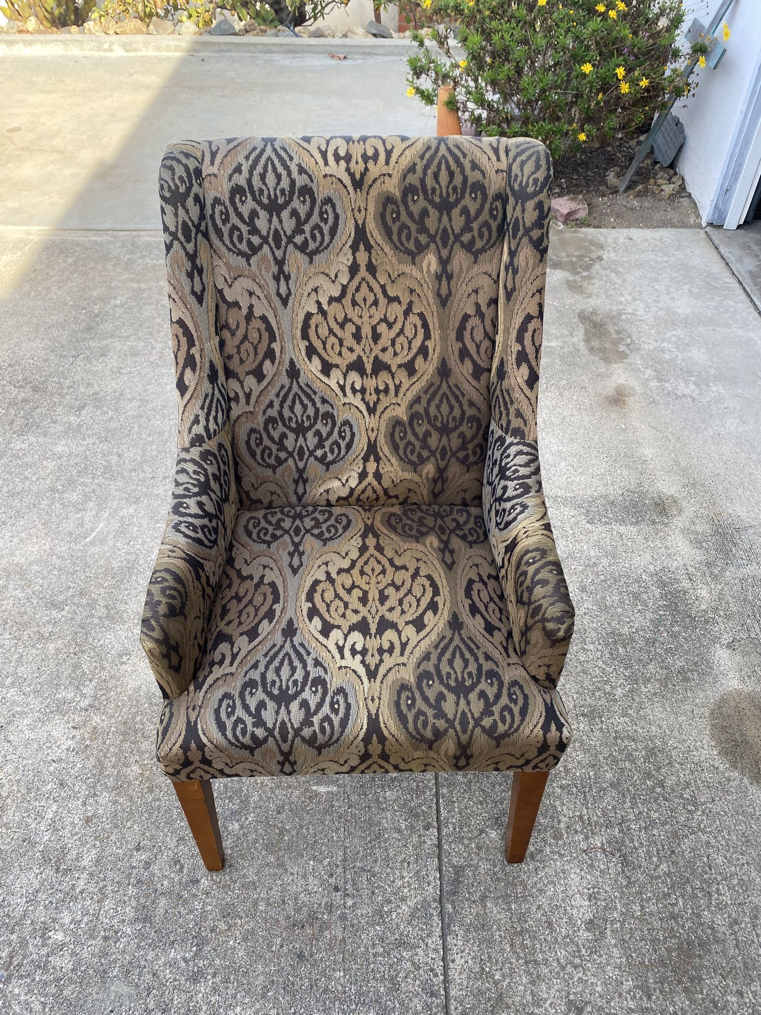 Elegant Damask Wingback Accent Chair - Black & Gold