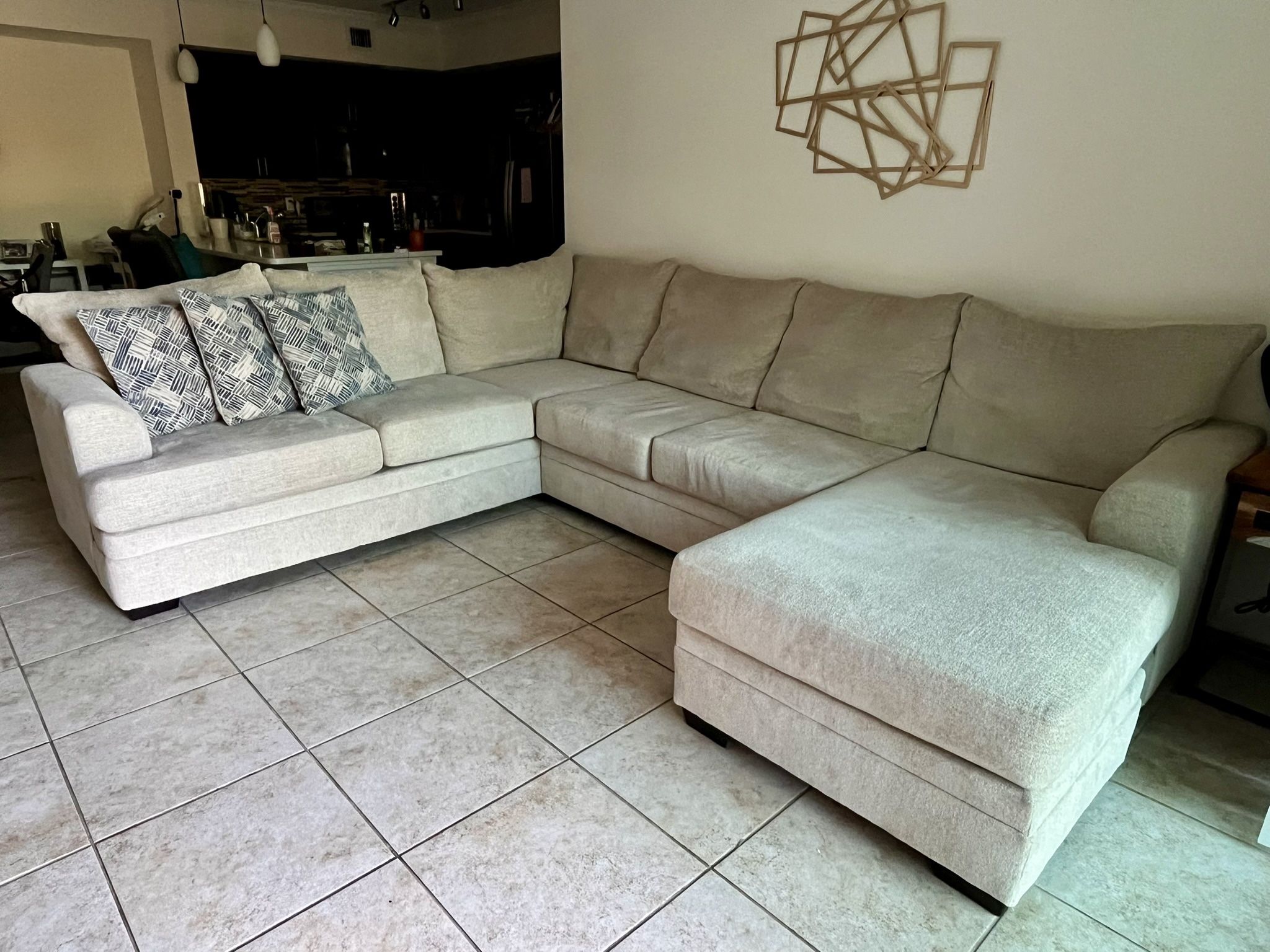 SOFA WITH RIGHT ARM CHAISE 