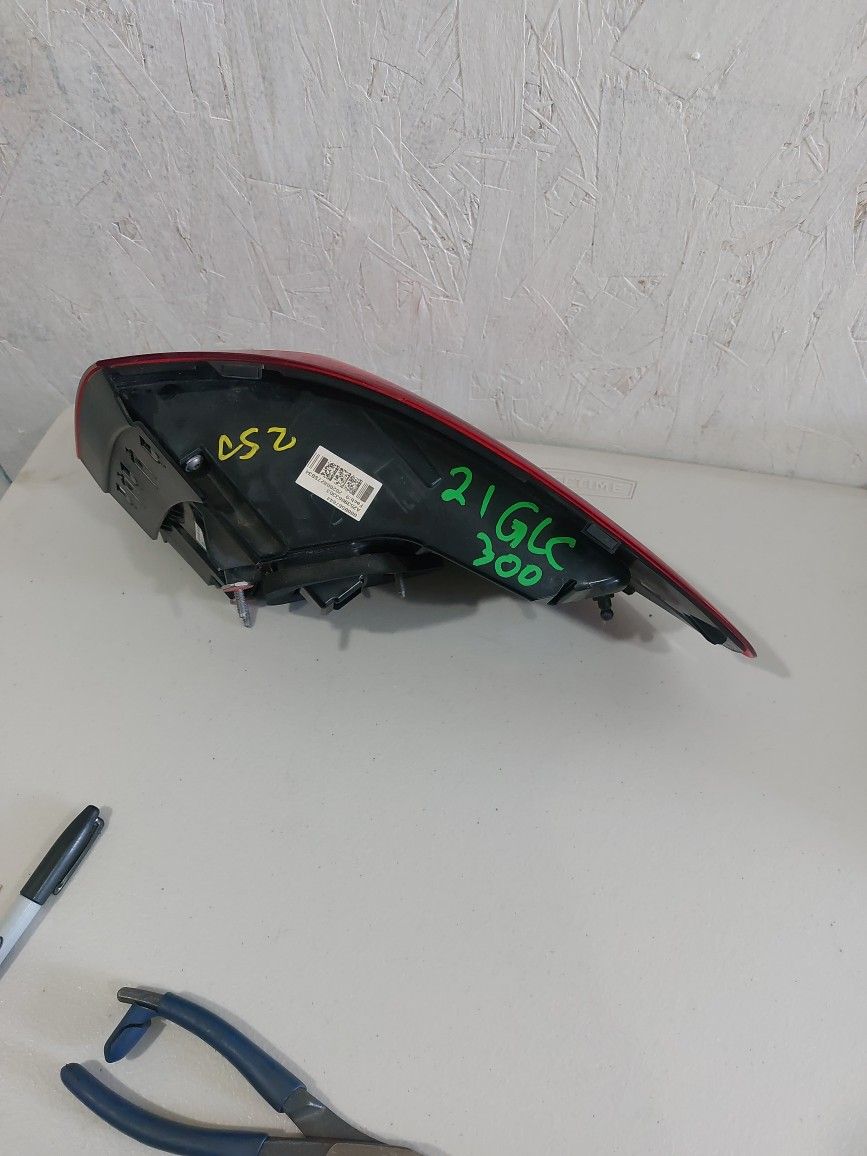 2021 MBZ GLC 300 LEFT TAILLIGHT