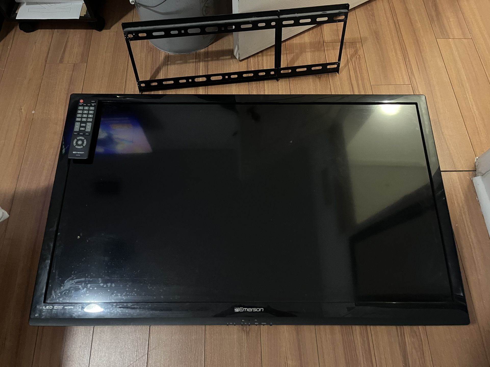 Emerson TV with Mount