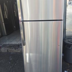 Ge  Refrigerator With Ice Maker 28w 67h 29d 