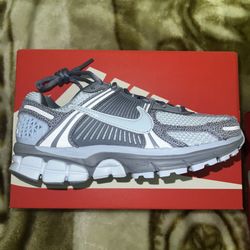 Nike Vomero 5 Women’s Brand New Size 6 & 6.5 STEAL PRICE