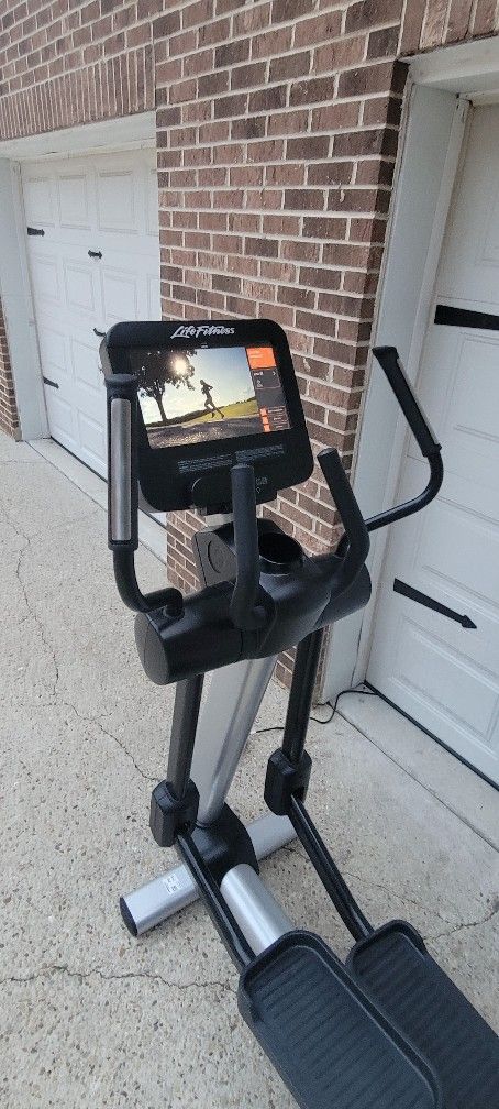 Like NEW.  Life Fitness Touch Screen Elliptical