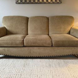 Bassett Sofa: 84”