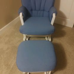 Rocking Chair With Comfortable Padding And Footrest