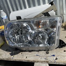 2007-2013 Toyota Tundra Right Headlight 