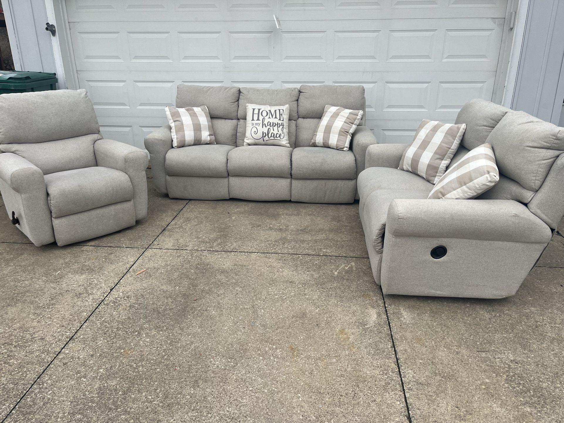 Free Delivery 🚚 beautiful light gray 3 piece couch set