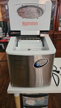 Frigidaire Countertop Icemaker- Large