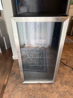 Danby Beverage Cooler / Mini Fridge – Glass Door