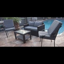 
Wicker outdoor 4pc Furniture Set glasstop coffee table chairs & Cushions Pool deck spa balcony patio