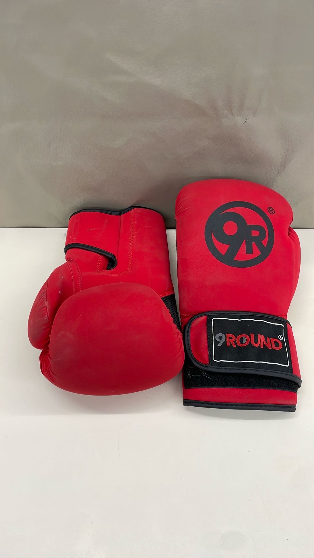 Boxing gloves. Item No. 695 (Shopgoodwill)