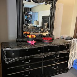 Luxurious 5-Piece Queen Bedroom Set - Traditional Baroque St