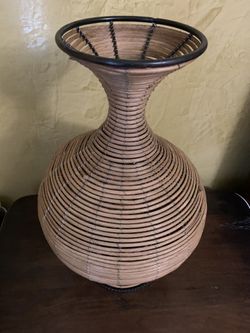 Straw vase