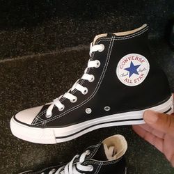 Converse womens 7.5 Practicaly new 