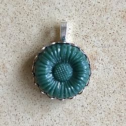 🟢 Pretty green glass flower cabochon in silver tone setting - new old stock
