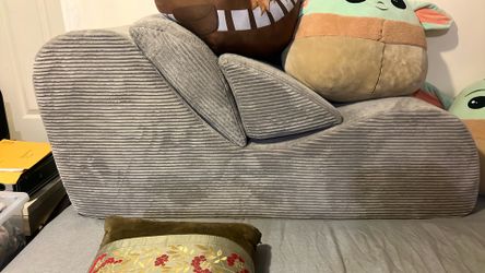 Tengo este sofá. Chico.  Buen estado no lo nesecito si l