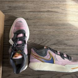 Kyrie 8 ASW Women’s 13/ Men’s 11.5