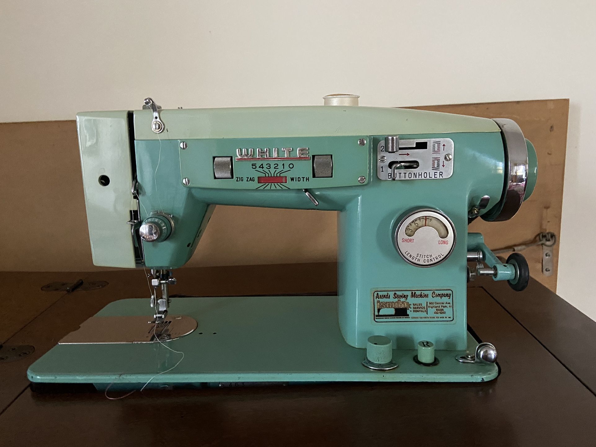 Vintage White Model 463 Sewing Machine. for Sale in Lincolnwood