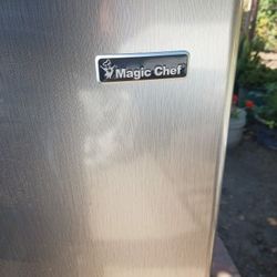 Refrigerator  In Working Conditions. MAGIC CHEF. REFRIGERADOR  FUNCIONANDO BIEN MAGIC CHEF