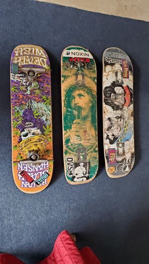 Photo Skateboard decks and trucks