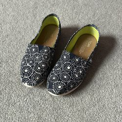 Toms Navy And White Print Shoes