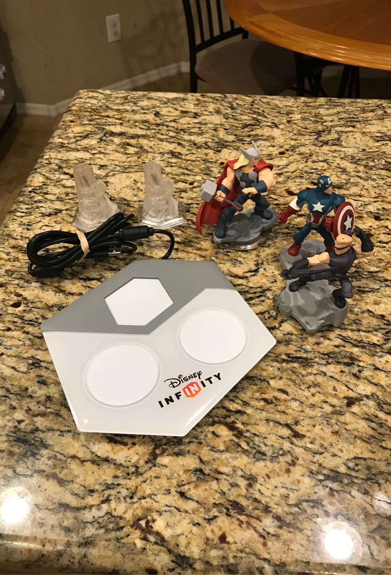 Disney Infinity 2.0 Thor, captain America, Hawkeye, 2 avengers towers and base